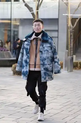 春天的男士应该怎么穿看一下时尚街区的小哥哥是如何穿搭的