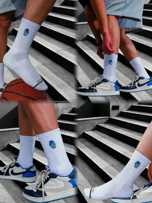 大哥～这款中筒篮球袜,搭配板鞋篮球鞋都很帅气!#潮流穿搭 # - 抖音