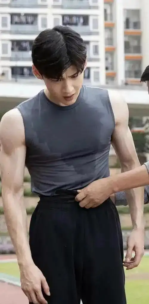 鲜肉男神白敬亭也有性感男人的一面,肌肉身材男人味