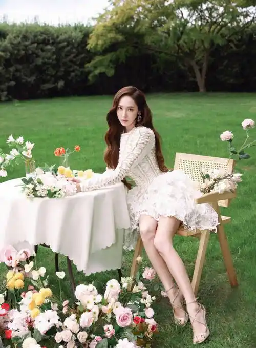 郑秀妍晒出一组夏日限定秘密花园大片,身穿白色小短裙,一双修长美腿超