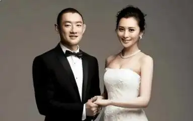 然而令人感到奇怪的是,在2014年,他突然宣布与一位名叫王菲菲的十八线