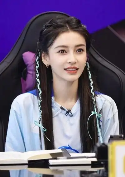 除此之外,她还以甜美可爱的编发造型和超美的侧颜吸引了人们的目光