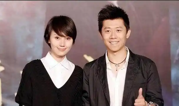 袁泉,她来自一个平凡但充满爱的家庭,父亲是乒乓球的导师,母亲则是