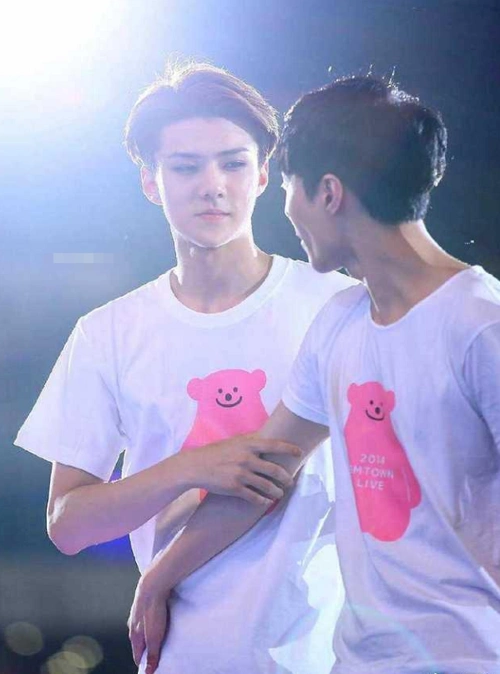 有种"友情"叫吴世勋张艺兴,合体时发型都做同款,太养眼了