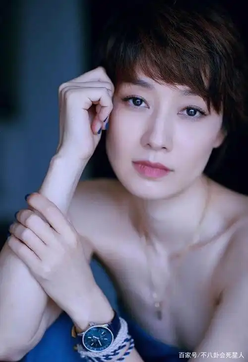 44岁马伊琍罕见穿抹胸装露事业线,细腰长腿身材亮眼,笑容很自信