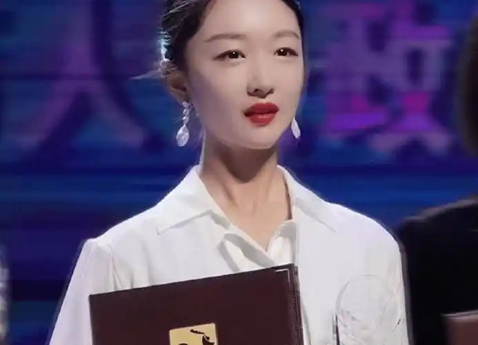 周冬雨自然是不负众望,再一次向观众展示了实力,而易烊千玺的演技也实