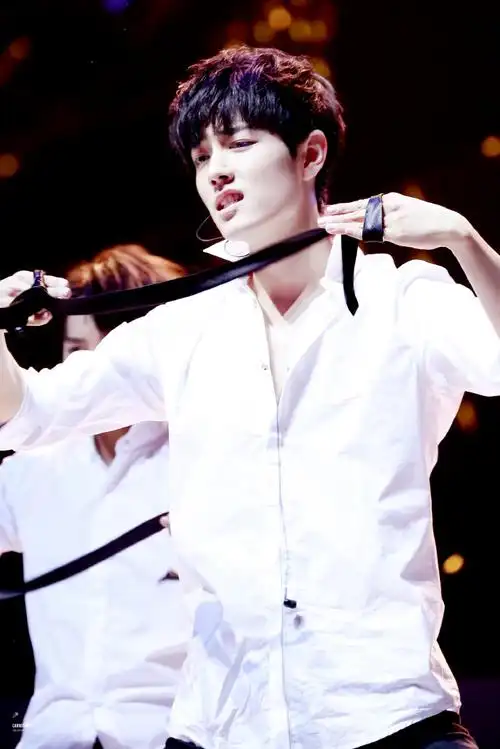 下颌骨撩人锁骨撩人眼神撩人啦!@x玖少年团肖战daytoy#微博之夜