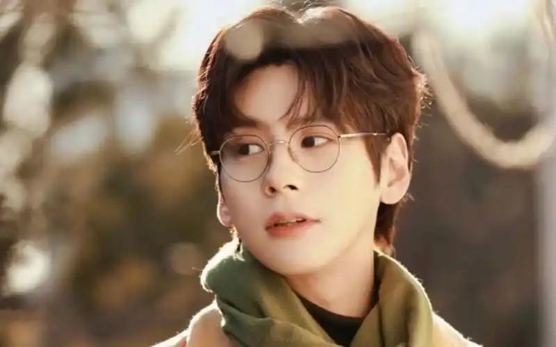 得亏是魏哲鸣在这剧里没戴眼镜!