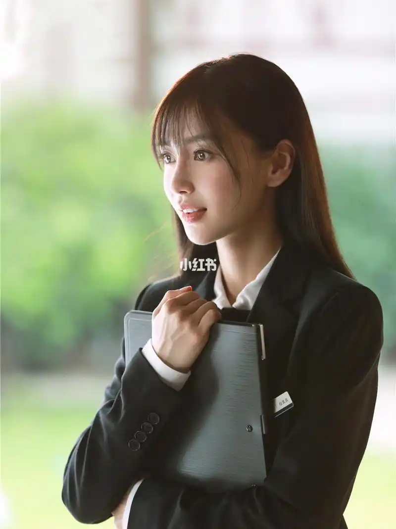 杨颖终于剪了齐刘海,一下美回十年前