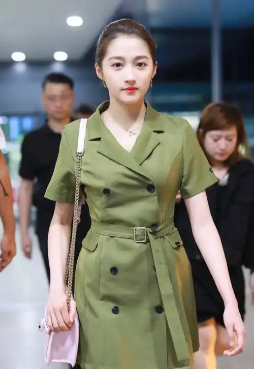 简介:关晓彤清新机场街拍图片,分享一组关晓彤图片给大家,图中的明星