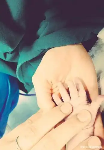 郎朗吉娜喜得爱子 晒一家三口牵手合照画面温馨