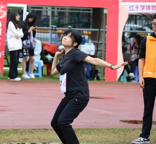 校运会短波女教青铅球决赛机关队一举夺魁