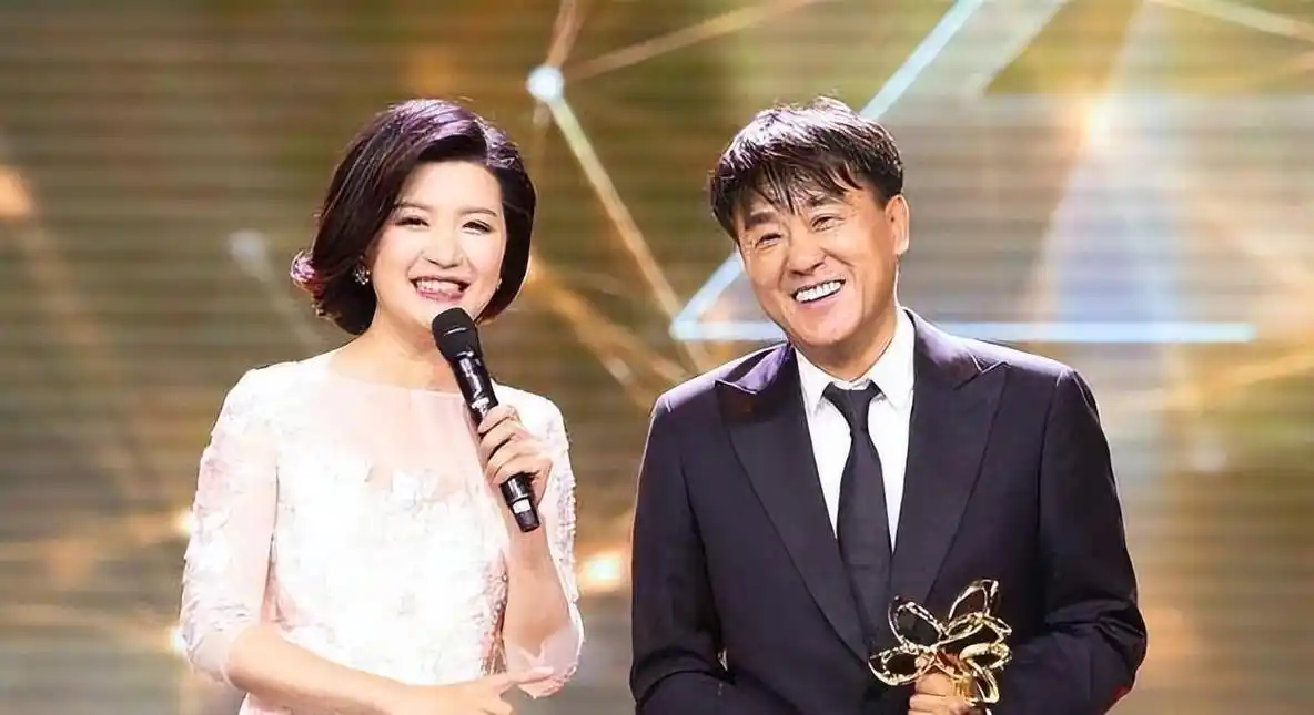 何冰:一心一意爱了25年 何冰与白月光结婚25年,妻子李海洋一直默默地