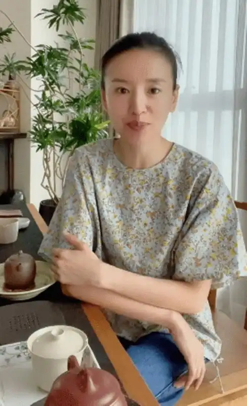 董洁素颜出镜皱纹干瘪瘦削的身材青筋凸起俨然一个老阿姨