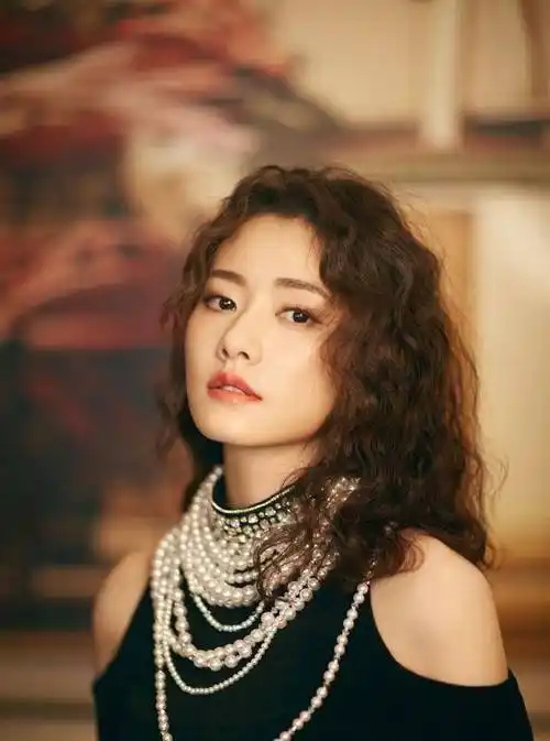 柴碧云发型是羊毛卷?看起来好有女人味_连衣裙_黑色_姐姐