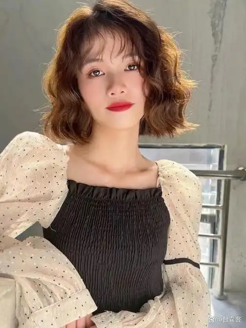 然而,对于圆脸女生来说,选择适合的发型并不是一件容易的事情.