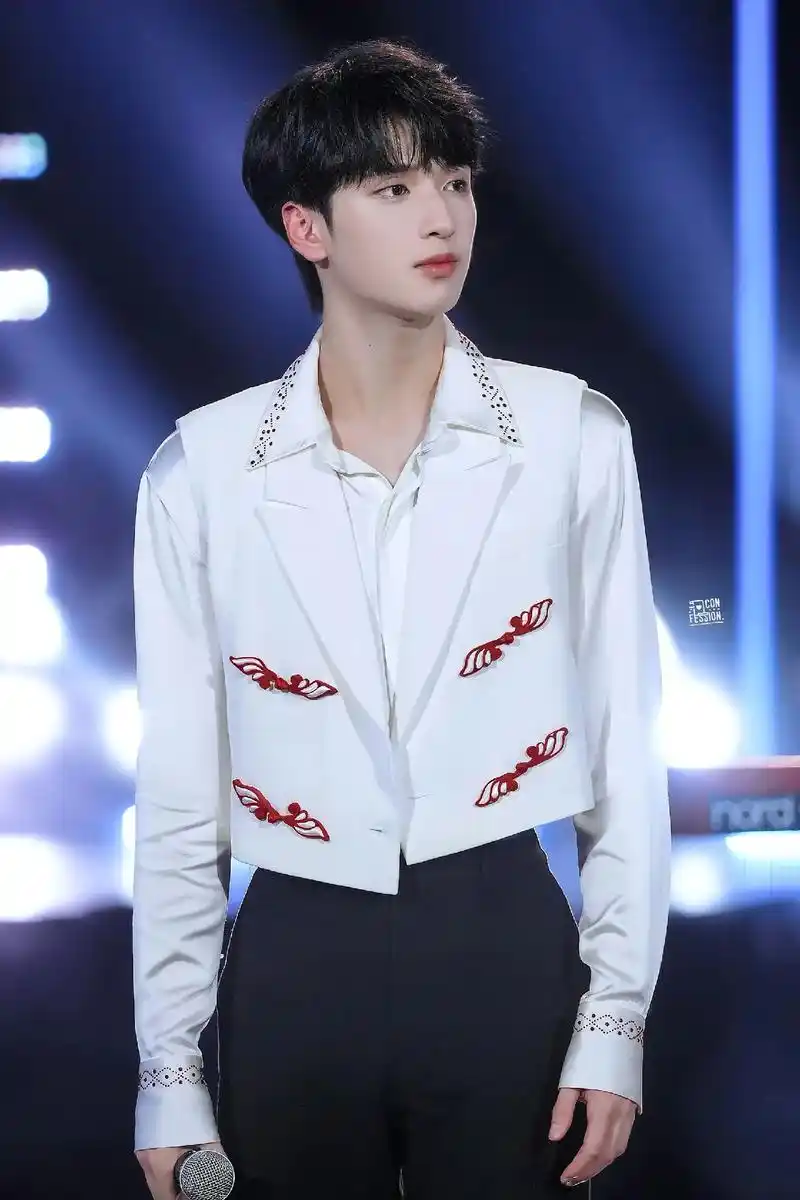 嘶哈嘶哈.#严浩翔 #腰 #颜值 - 抖音