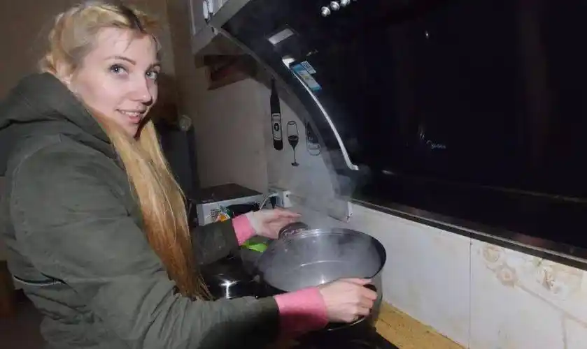 河南农村小伙娶乌克兰美女模特,婆媳矛盾不断,现状如何_阿廖娜_陈宣宣