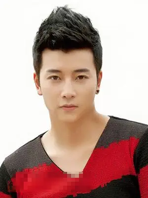 男生中等长度飞机头发型 潮男轻熟发型