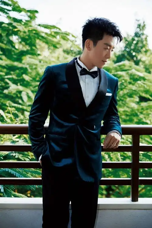 被网友戏称"造了什么孽,要走在一群170还要穿高跟鞋的女人中间",郑恺