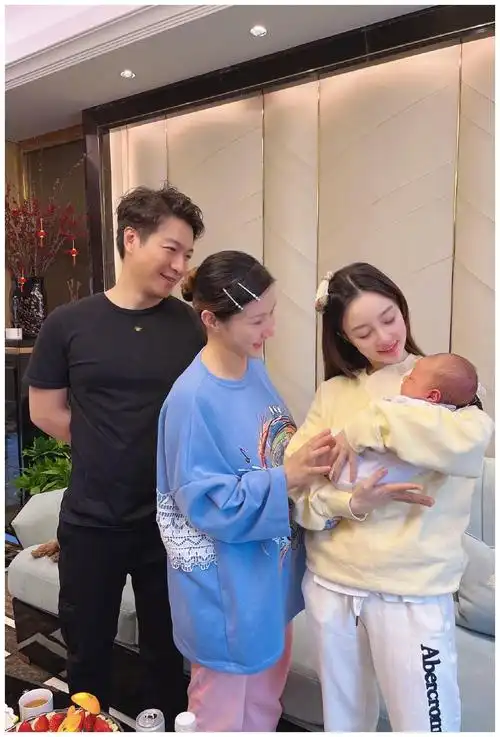 然后,李小璐还跟大家分享了她在朋友家看孩子的三张照片.