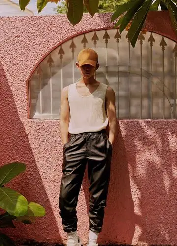 易烊千玺图片易烊千玺红秀封面杂志写真图片