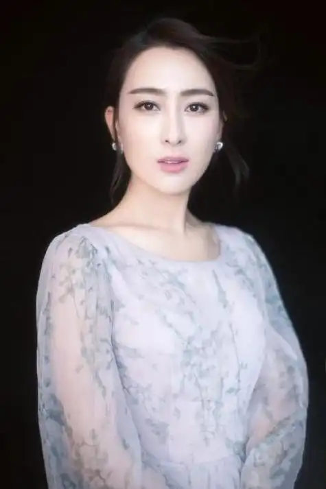 近日,演员马苏在社交媒体上晒出了一组庆祝《海的尽头是草原》获得