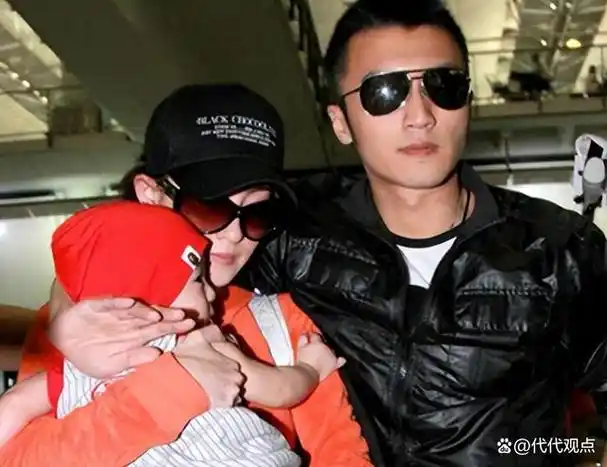 54岁王菲从大理回北京被网友偶遇,疑为小男友谢霆锋庆生,够甜吗