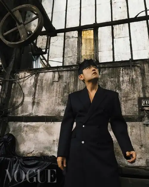 周杰伦#最新时尚大片,黑色冷酷,儒雅大气,照片中周杰伦脸型瘦削,似