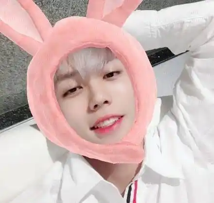 原创林彦俊素颜自拍,经粉丝提醒用贴纸相机,看到图五:再也不是制霸