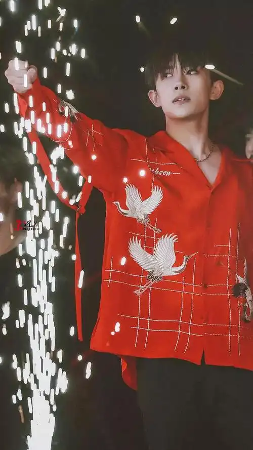 不管是舞台服还是私服,千纸鹤频繁入镜.