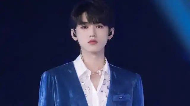 时代少年团宋亚轩没有驾驭不了的颜色穿蓝色西装显高贵粉色最可爱