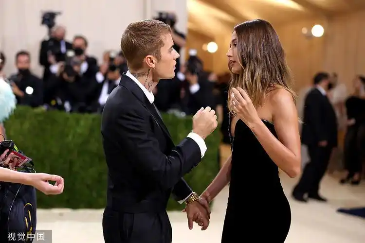 913比伯夫妇2021metgala红毯比伯justinbieber与妻子海莉hailey携手