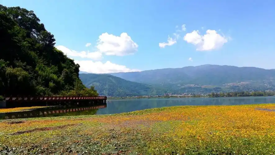 美丽的西昌邛海国家湿地公园,这里气候宜人,青山绿水,风景如画,是旅游