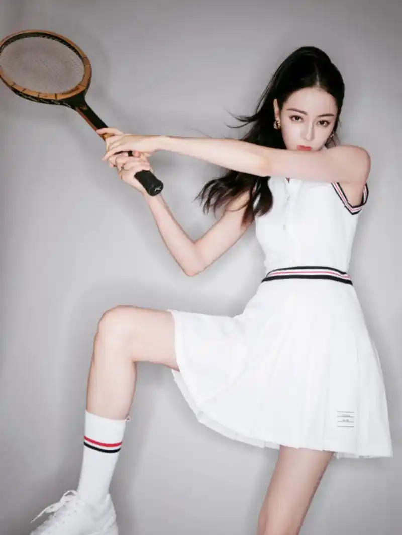 迪丽热巴的纯白色运动套装,真的是元气满满.