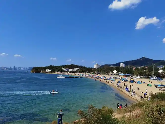 沙滩上少年们在欢快地踢足球