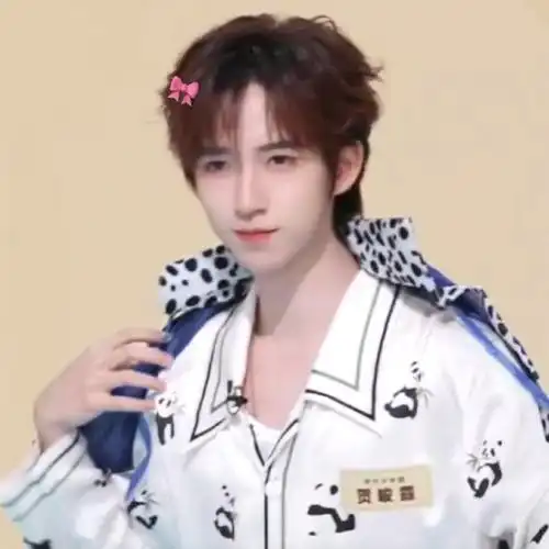 刘耀文让贺峻霖躺在自己胸肌上