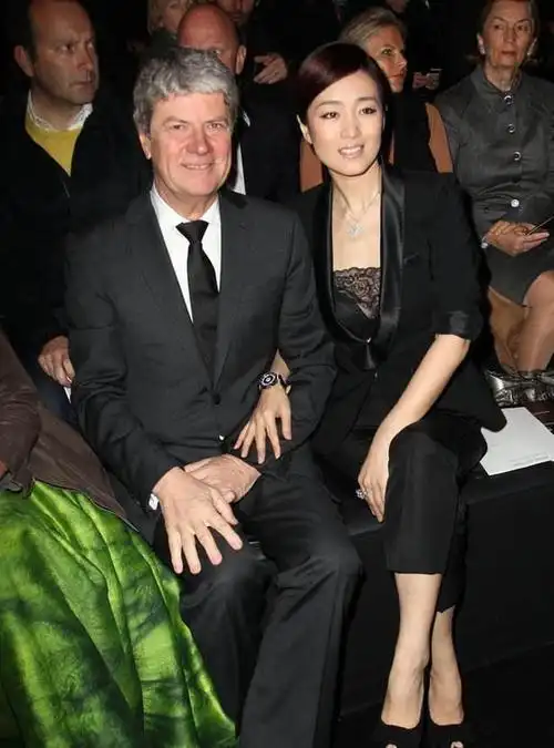 范冰冰拿包遮挡旗袍开衩地方,巩俐和范冰冰同台亮相优雅知性