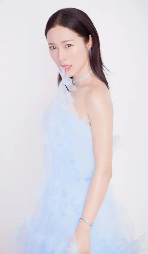 江一燕活动造型美图,身着一款蓝色蛋糕裙仙气十足