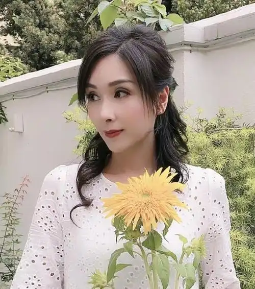 杨恭如:一手好牌亲自打烂,48岁未婚,她到底在寻求什么?