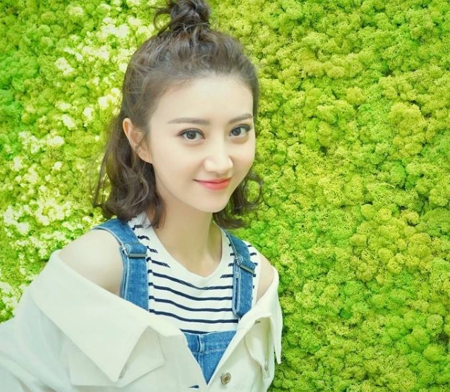 景甜现身央视春晚第三次联排 身穿白色棉衣十分甜美 气质十足