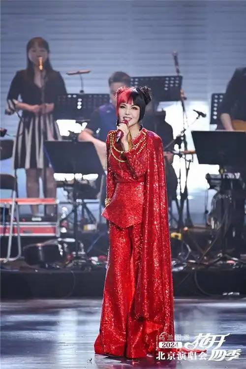 乌兰图雅北京演唱会"战袍"惊艳全场,简直是太美了!