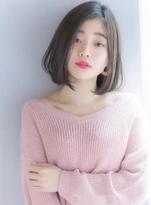 昨天给大家介绍了日本ol流行的自然/可爱系中发发型,其实稍微改变一些