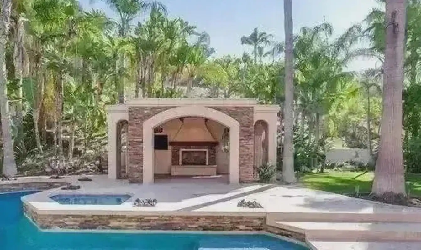 董卿美国豪宅曝光,光是豪宅内卧室就有7间,卫生间11个,特别宽敞舒适!