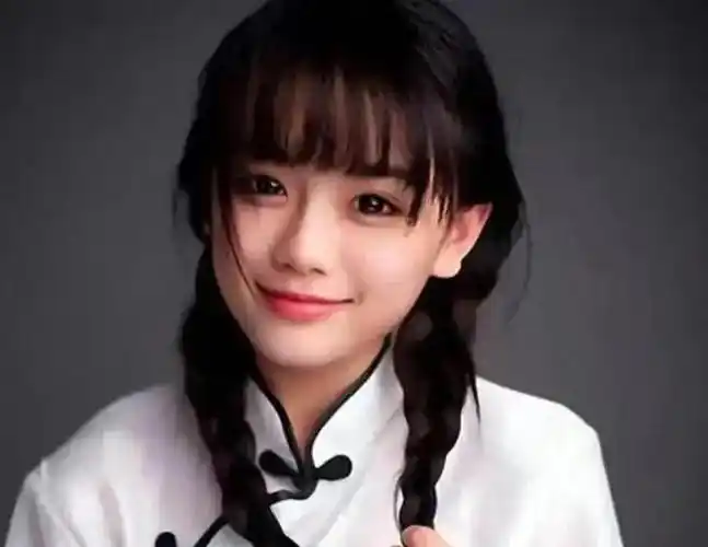 恭喜!32岁初代网红南笙官宣结婚,老公高大帅气甜蜜亲吻惹人羡