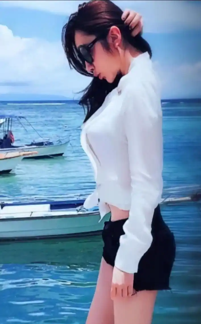 让王晓晨的好身材一览无余,尤其是胸前的沟沟,讲真的,也就让人反复看