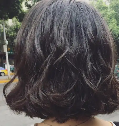 衣服近日新入荷 短发背面