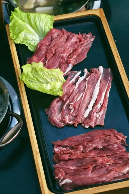 探店在森林里吃新鲜松露和野生牛羊这家火锅店把各地的珍稀都搬来啦