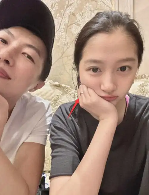 鹿晗卡点为关晓彤庆生,曝庆生现场照超浪漫,喝红酒吃3999元蛋糕