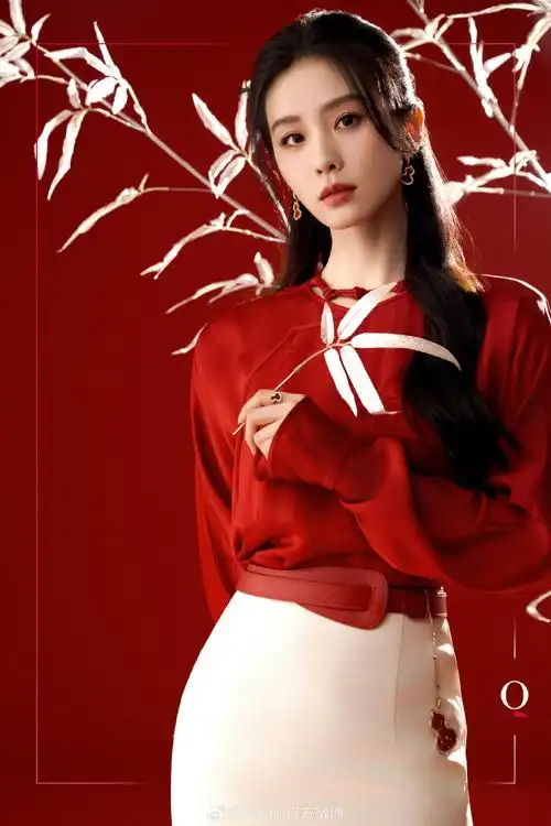 品牌代言人刘诗诗#佩戴#qeelinwulu系列#珠宝,以优雅演绎浪漫红色